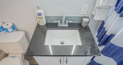 Walk to UNM, 1bd/1ba, Clean!