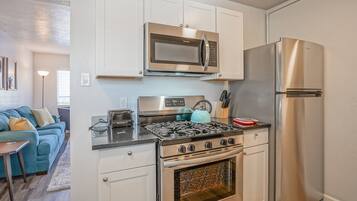 Køleskab, mikrobølgeovn, ovn, kogeplade