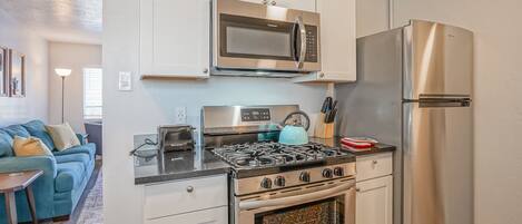 Refrigerador, microondas, horno y parrilla de estufa