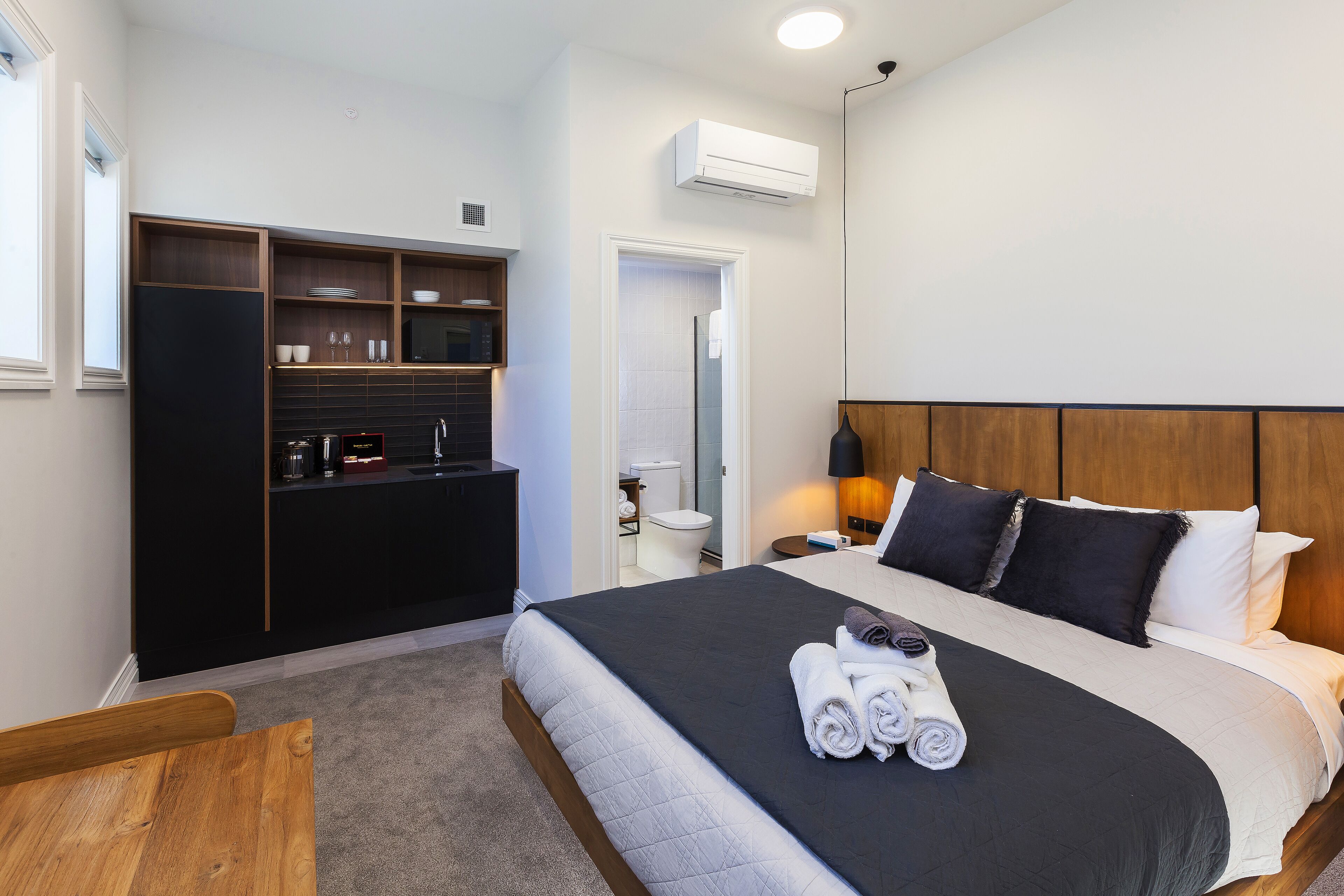 king room | laptop workspace, free wifi, bed sheets