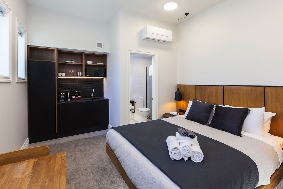 king room | laptop workspace, free wifi, bed sheets