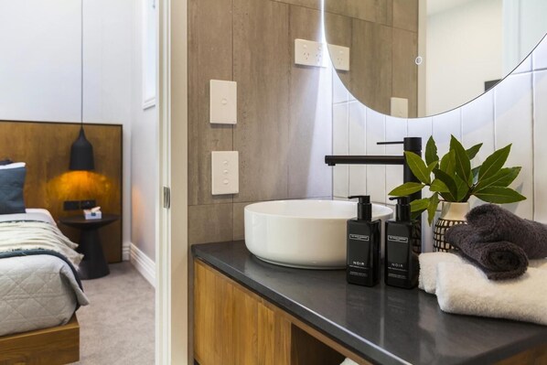 淋浴設備、吹風機、浴袍、毛巾