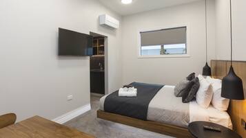 Habitació superior | Espai de treball apte per a portàtils, wifi gratuïta i roba de llit