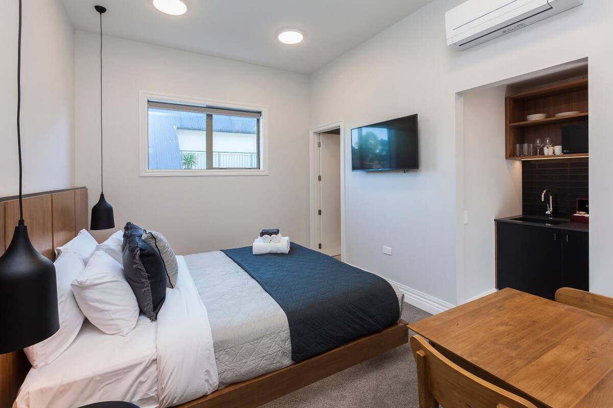 laptop workspace, free wifi, bed sheets