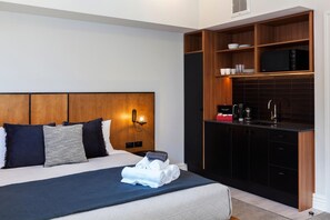 Espaço de trabalho para notebook, Wi-Fi de cortesia, roupa de cama