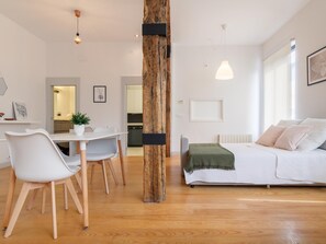 1 chambre, bureau, fer et planche à repasser, lit parapluie