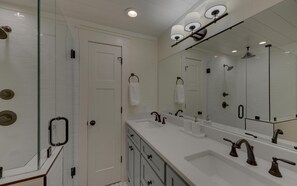Badewanne, Haartrockner, Handtücher, Toilettenpapier