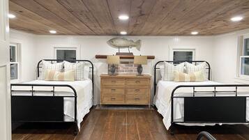 3 habitaciones, tabla de planchar con plancha, wifi y ropa de cama
