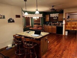 冰箱、微波炉、烤箱、炉灶