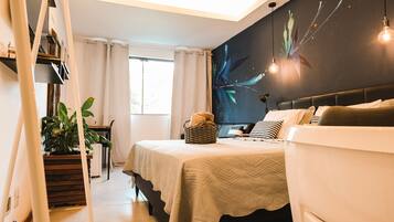 1 habitación, escritorio y espacio para trabajar con laptop