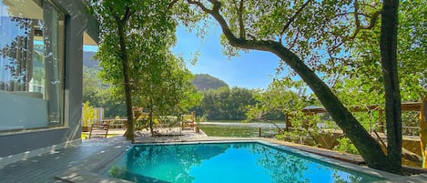 Una piscina al aire libre