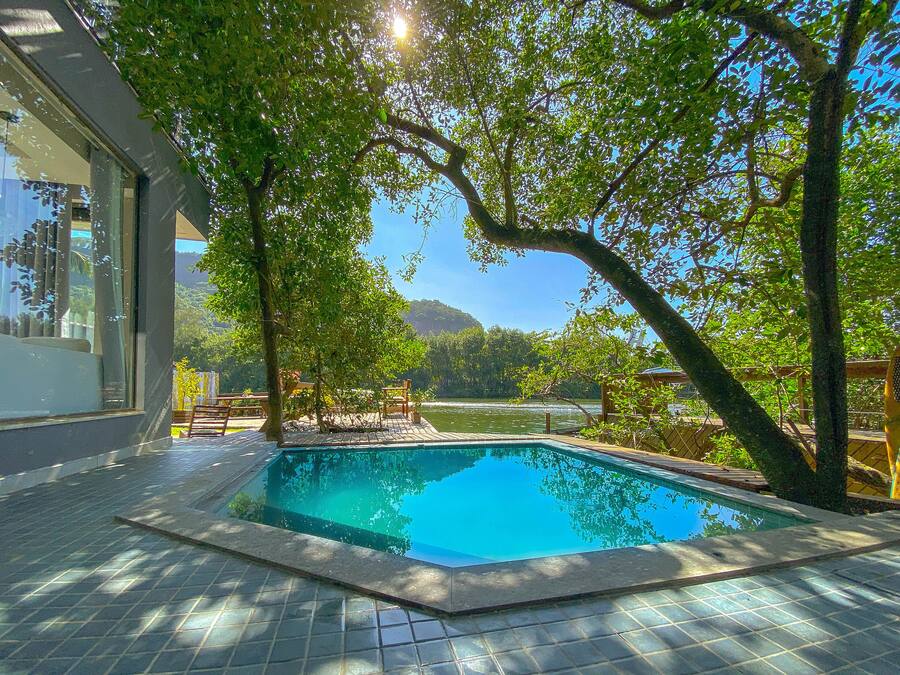 Una piscina al aire libre