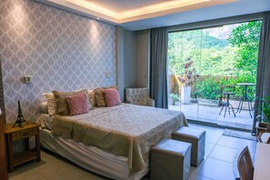 Desk, laptop workspace, free WiFi, bed sheets - Casanova Residence (Rio de Janeiro)