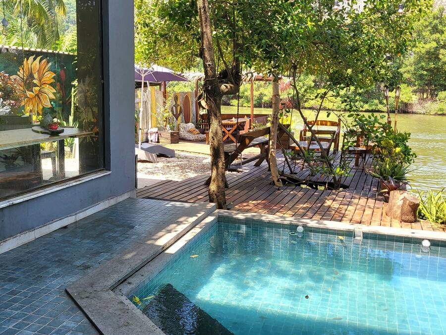 Una piscina al aire libre