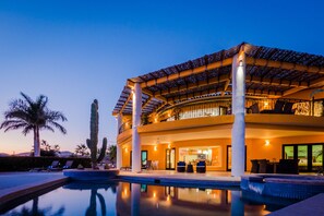 Utomhuspool, uppvärmd pool och solstolar