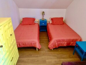 5 bedrooms, travel crib, WiFi, bed sheets