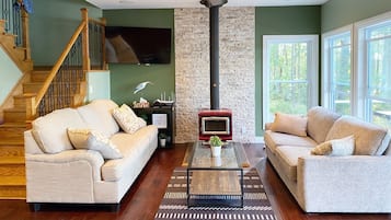 Smart TV, fireplace