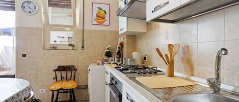 Réfrigérateur, four, plaque de cuisson, grille-pain