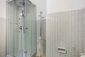 Een douche, een haardroger, een bidet, handdoeken