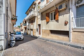 Exterior - GuestHost - The apartment is located on the first floor of a building without a lift.In 90 square meters of space, it comfortably accommodates 6 people, with two double bedrooms (one of which has direct access to the terrace) and a living room with a dou (Aci Castello)