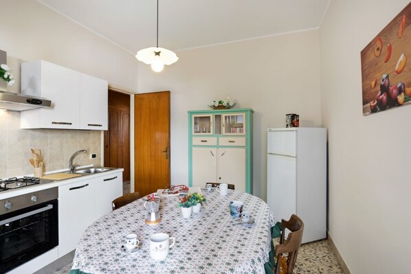 Fridge, oven, stovetop