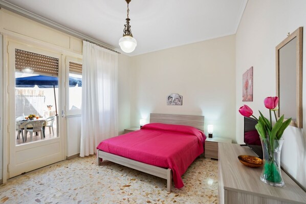 2 habitaciones, tabla de planchar con plancha, internet y ropa de cama