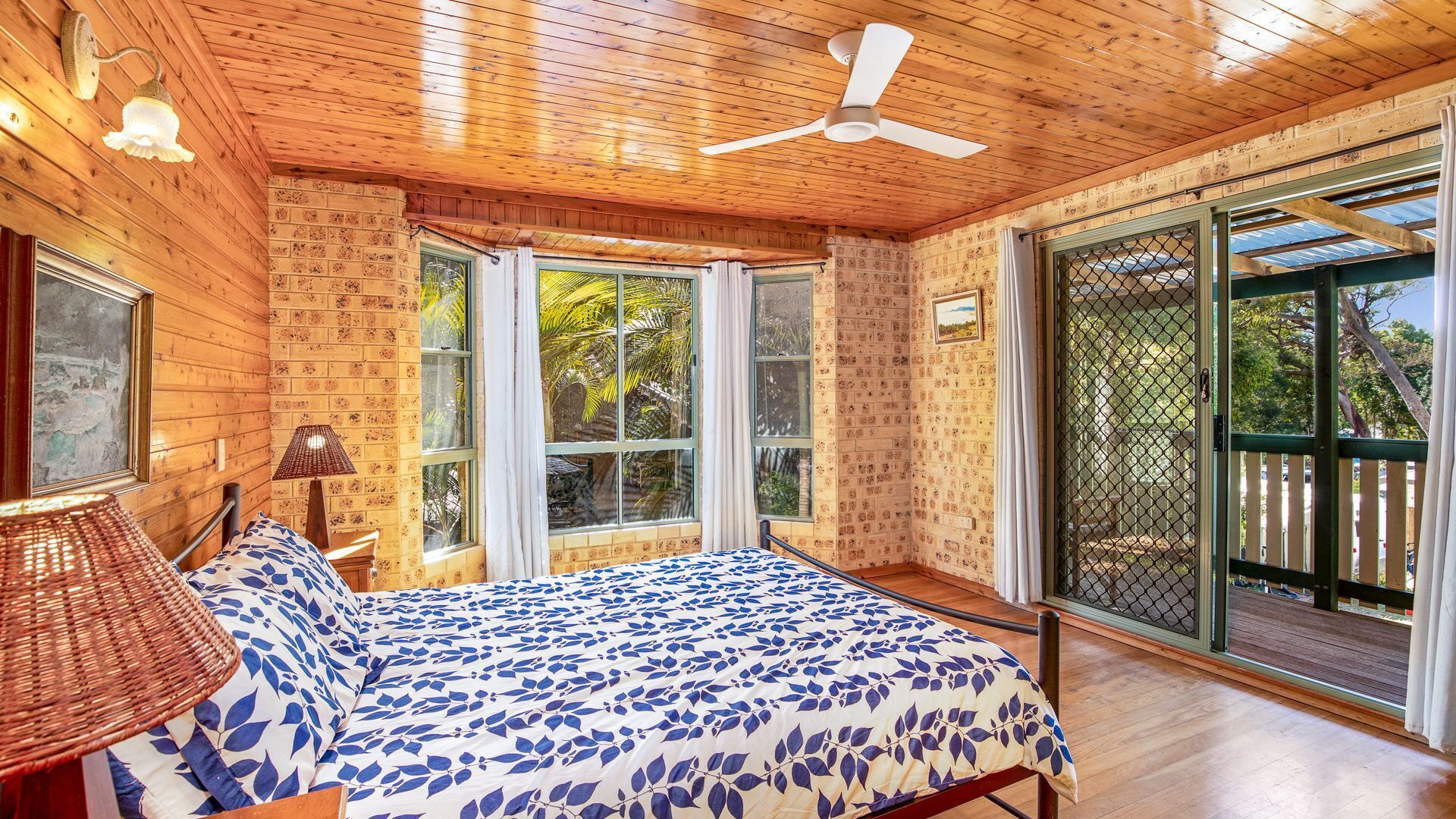 Amaroo - Rainbow Shores. Room For Everyone! Walk to the Beach! Pool — image 9