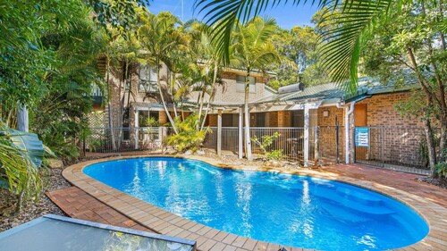 Amaroo - Rainbow Shores. Room For Everyone! Walk to the Beach! Pool