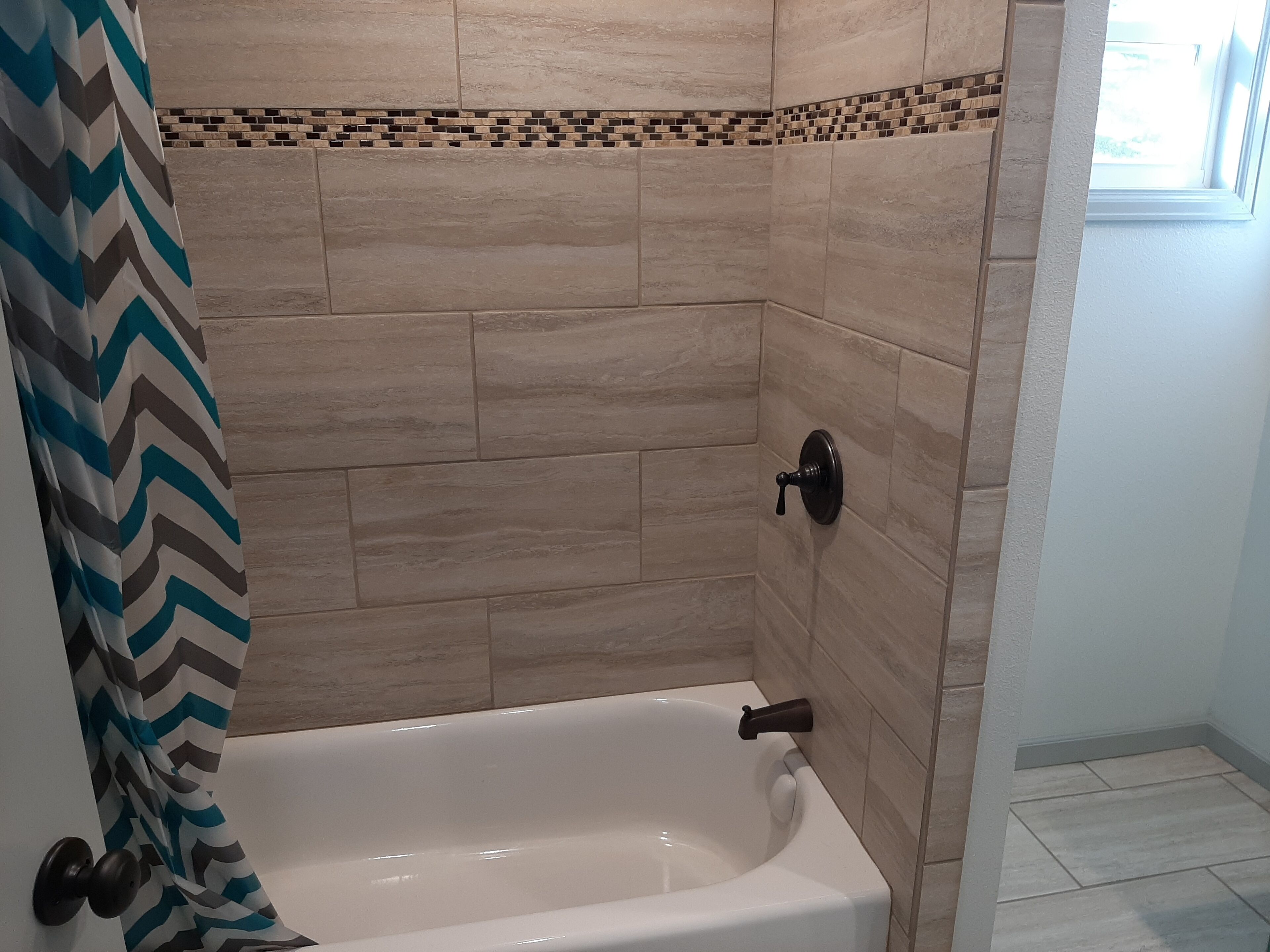 Ensemble douche/baignoire, serviettes fournies, savon, shampoing