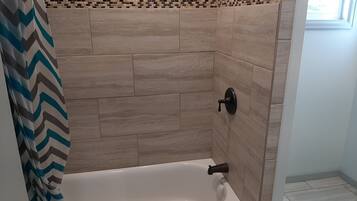 Ensemble douche/baignoire, serviettes fournies, savon, shampoing