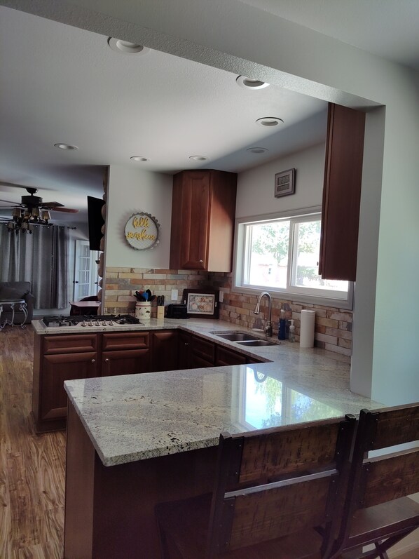 Fridge, microwave, oven, stovetop - Get away from the hustle and bustle in an outdoor paradise! (Saratoga)