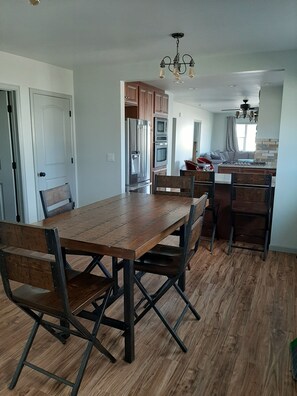 Dining - Get away from the hustle and bustle in an outdoor paradise! (Saratoga)