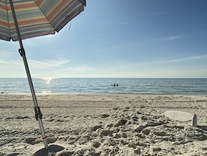 En la playa, camastros y toallas de playa 
