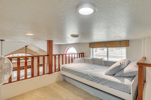 1 slaapkamer, een bureau, een strijkplank/strijkijzer, beddengoed