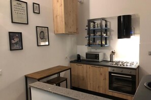 Frigorifero, microonde, forno, piano cottura