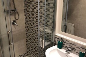 Doccia, asciugacapelli, bidet, asciugamani