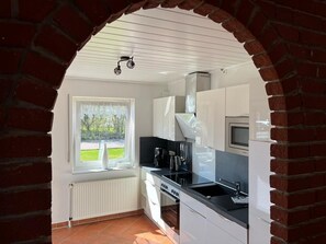 Kühlschrank, Mikrowelle, Herdplatte, Geschirrspüler