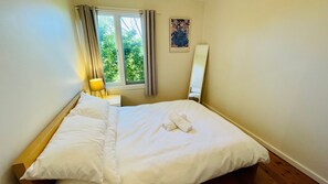 4 bedrooms, iron/ironing board, WiFi