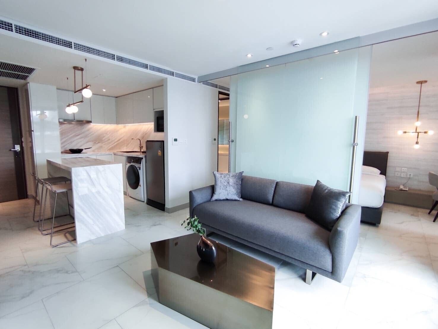 Executive Suite | In-room safe, desk, laptop workspace, blackout drapes