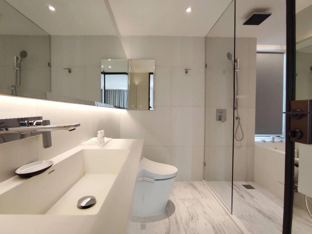 Habitación ejecutiva | Baño | Regadera tipo lluvia y amenidades de baño de diseñador 