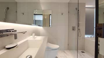 Habitación ejecutiva | Baño | Regadera tipo lluvia y amenidades de baño de diseñador