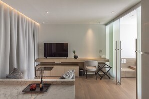 Nippon Suite | 起居區 | 49-吋智慧型電視、有線頻道、電視