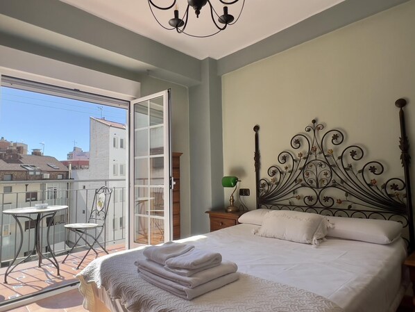 2 bedrooms, iron/ironing board, internet, bed sheets