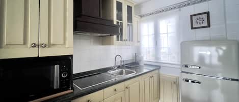 Fridge, microwave, oven, coffee/tea maker