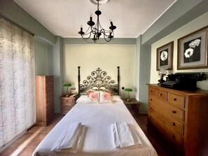 2 bedrooms, iron/ironing board, internet, bed sheets