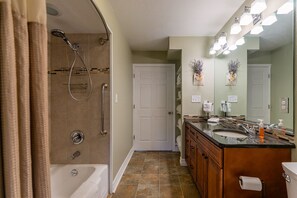 Combined shower/bathtub, hair dryer, towels, soap - 4-bedroom vacation home just 15 minutes to Columbia River (Richland)