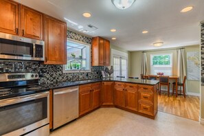 Jääkaappi, mikroaaltouuni, uuni, liesi