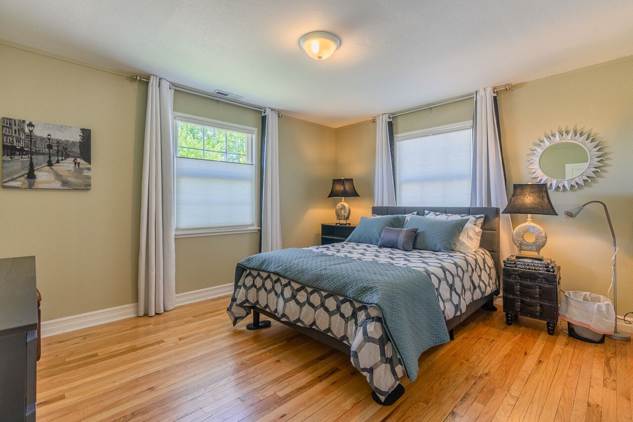 4 habitaciones, tabla de planchar con plancha, wifi y ropa de cama 