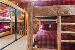 4 habitaciones, tabla de planchar con plancha, wifi y ropa de cama