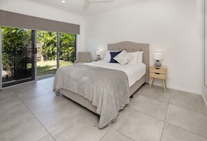 1 bedroom, iron/ironing board, travel cot, free WiFi - Heated pool for 2 seaside@Palm Cove (Cairns)